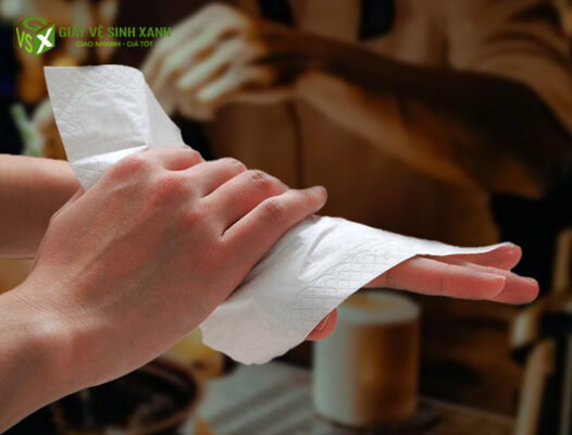 Giấy lau tay trong quán bar